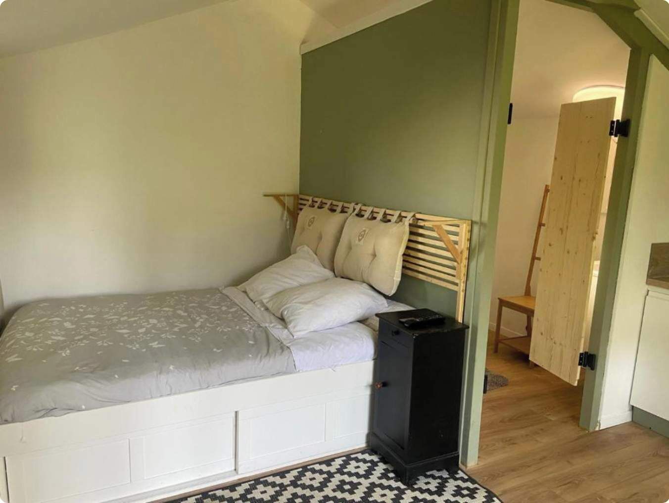 1 makuuhuone, työpöytä, Wi-Fi, vuodevaatteet