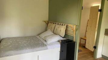 1 bedroom, desk, WiFi, bed sheets