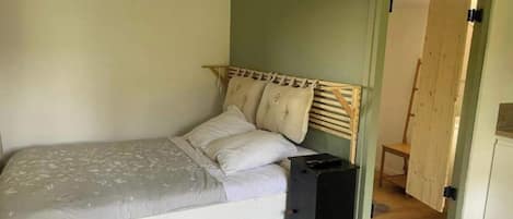 1 bedroom, desk, WiFi, bed sheets