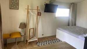 1 bedroom, desk, WiFi, bed sheets - Les Studios de la Côte Roz: Solo Traveler, Garden (Perros-Guirec)