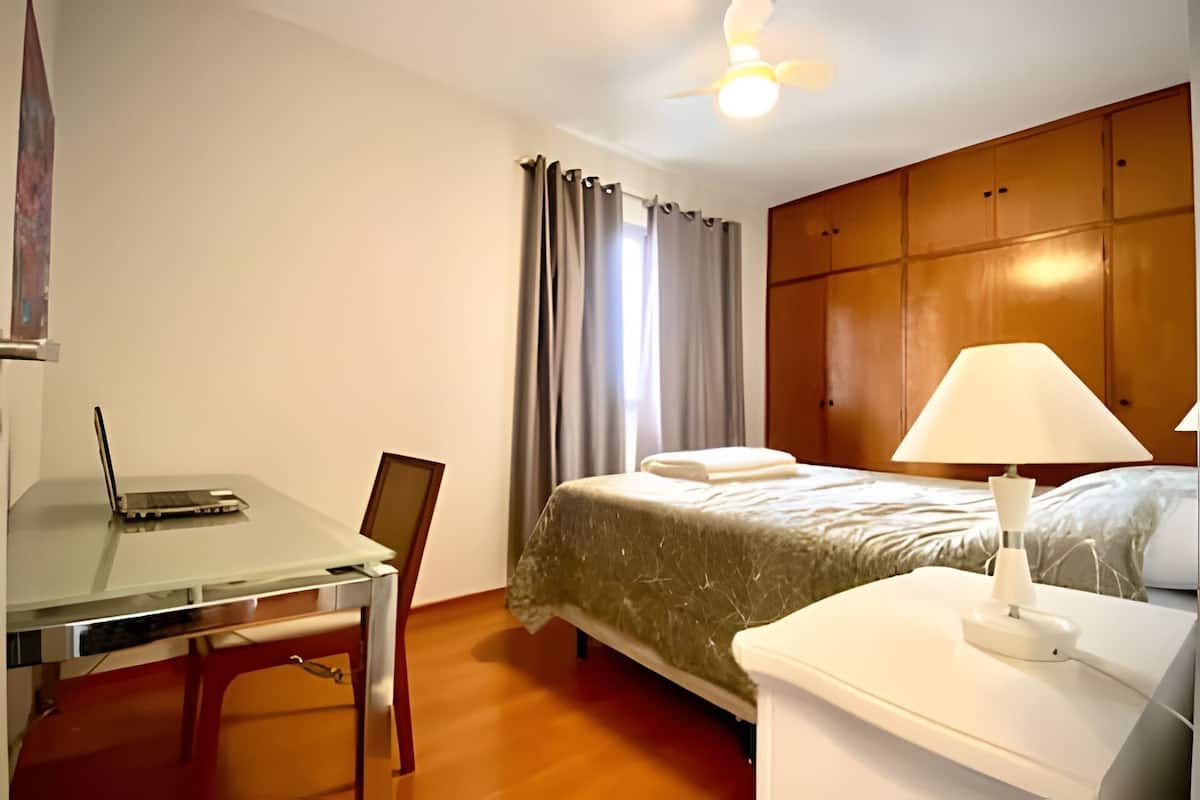 Espacio para trabajar con laptop y wifi gratis