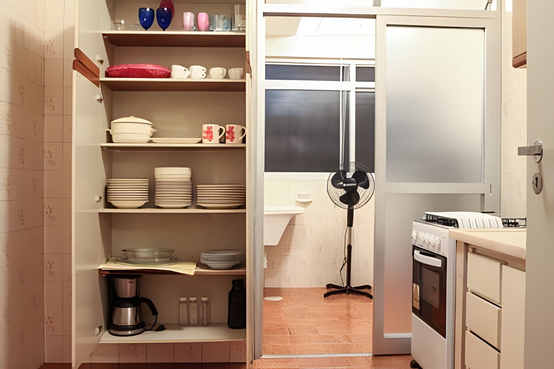 Refrigerador con congelador, microondas, horno y parrilla de estufa 