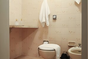 Apartment | Bathroom | Shower, hair dryer, towels, toilet paper - Residencial Liberdade (São Paulo)