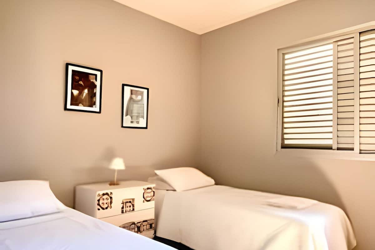 Espacio para trabajar con laptop y wifi gratis