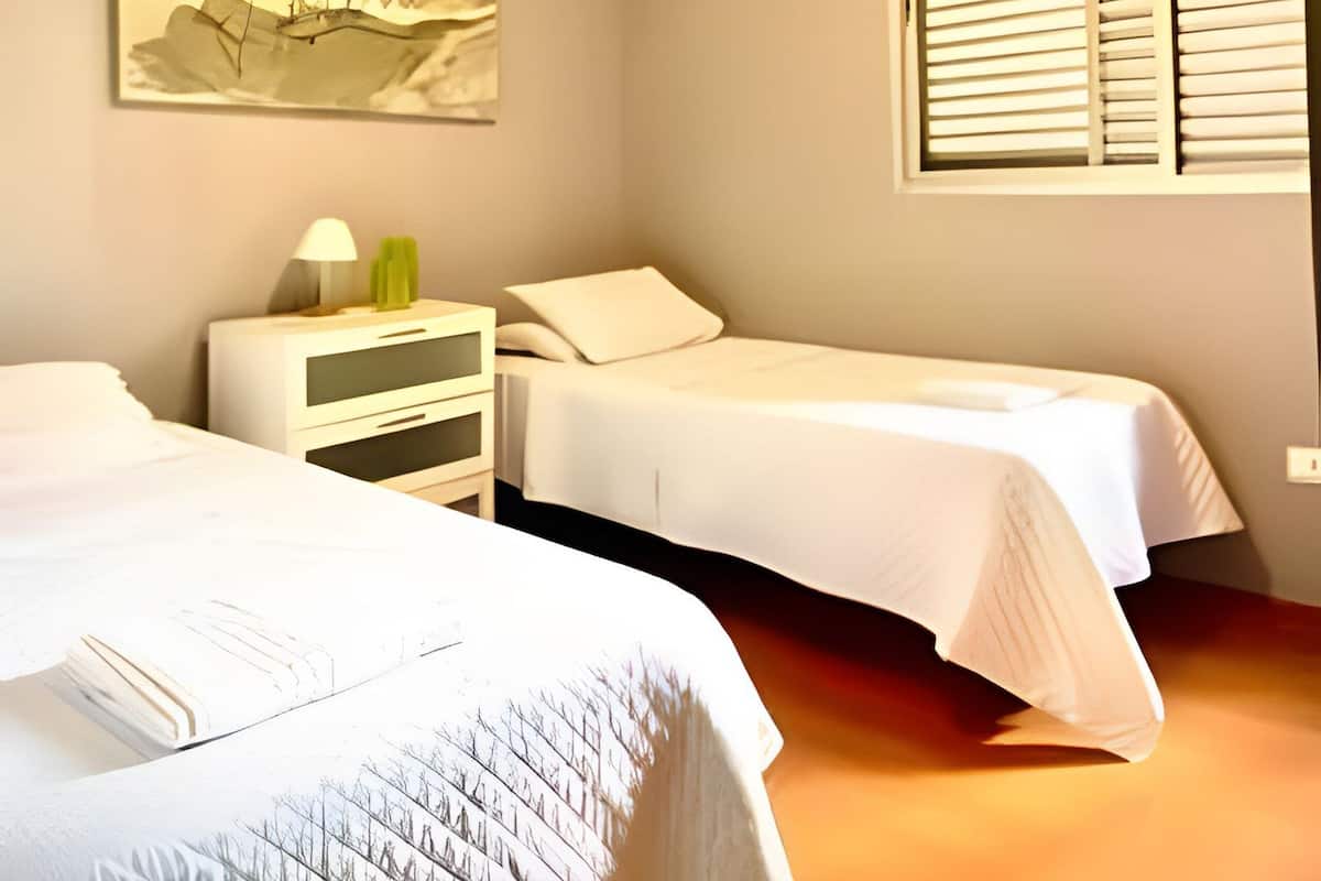 Espacio para trabajar con laptop y wifi gratis