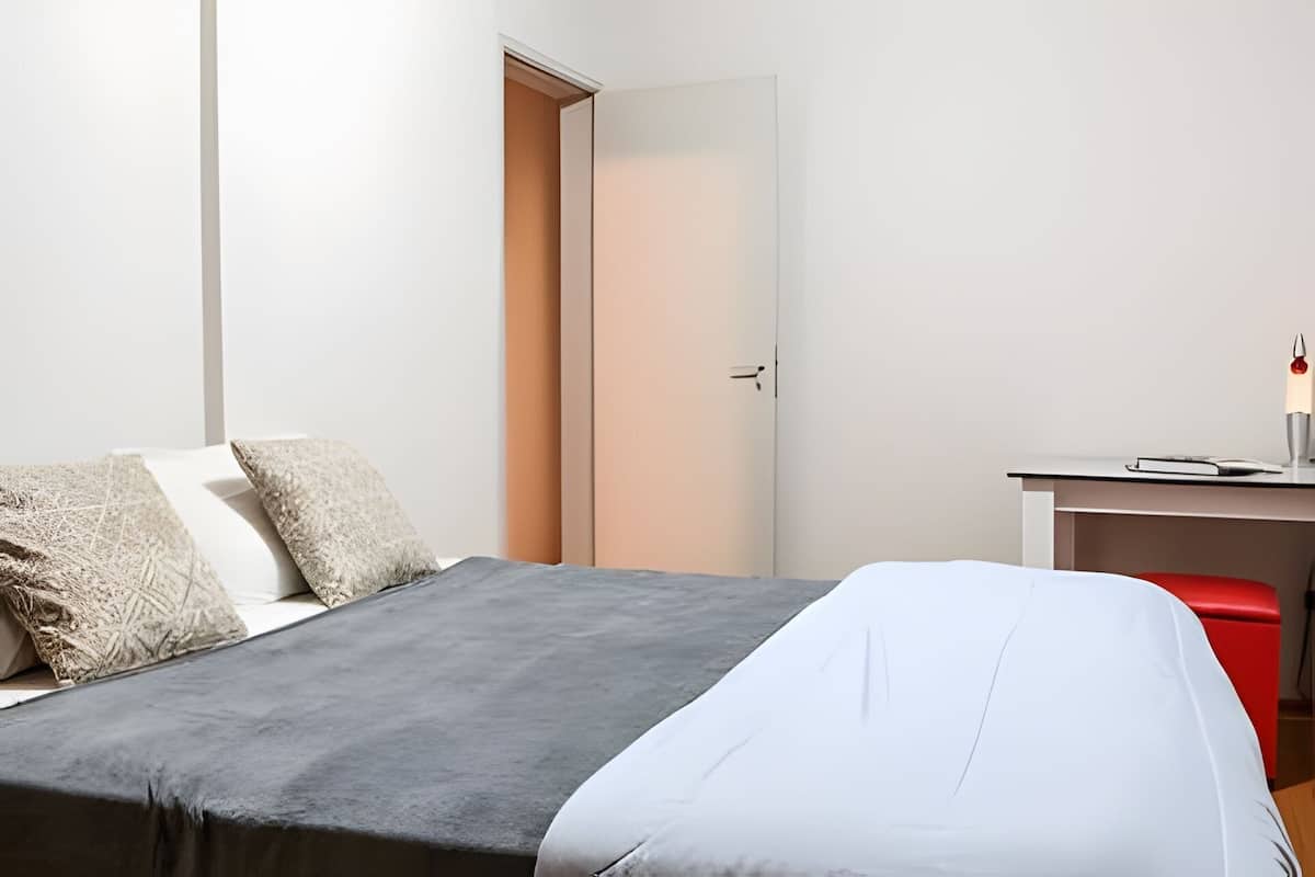 Espacio para trabajar con laptop y wifi gratis