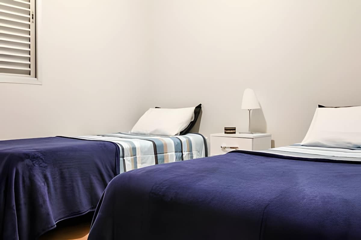 Espacio para trabajar con laptop y wifi gratis