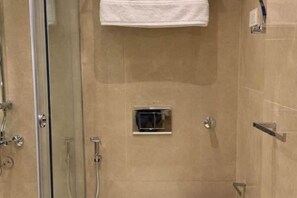 Shower, towels, soap, toilet paper - Wanderlust Awaits – Your Stylish Retreat in Maadi (Cairo)