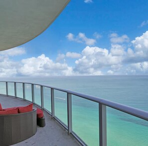 Property grounds - Beautiful PH Ocean front views Hollywood (Hollywood)