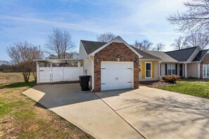 Exterior - Whispering Meadow Sanctuary (Murfreesboro)