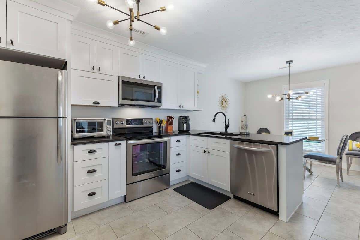 Geladeira, micro-ondas, fogão, cooktop