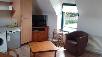 TV connectée, baby-foot, livres