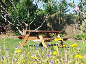 Outdoor dining - Gites in a typical Breton farmhouse close to beaches and station (Guidel)