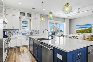 ثلاجة، ميكروويف، فرن، موقد طهي مسطح