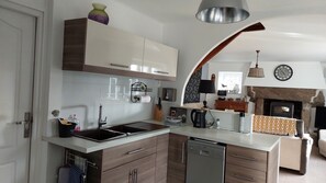 Een koelkast, een microgolfoven, een oven, een kookplaat