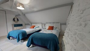 2 slaapkamers, een bureau, een strijkplank/strijkijzer, reisbedje