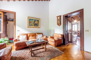 TV - Il Bagolaro Apartment: Relaxation and Nature for the Whole Family (arcugnano)