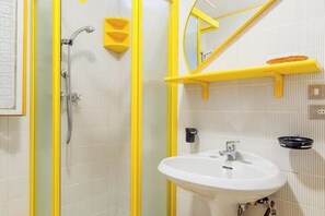 Shower, hair dryer, bidet, towels - Il Bagolaro Apartment: Relaxation and Nature for the Whole Family (arcugnano)