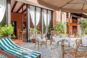 Outdoor dining - Il Bagolaro Apartment: Relaxation and Nature for the Whole Family (arcugnano)