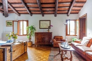 TV - Il Bagolaro Apartment: Relaxation and Nature for the Whole Family (arcugnano)
