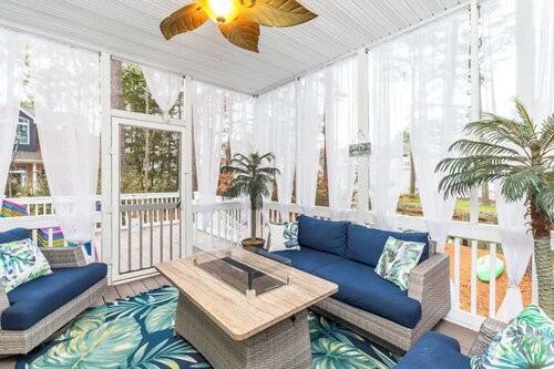 5 BR Waterfront Retreat with Dock and Game Room