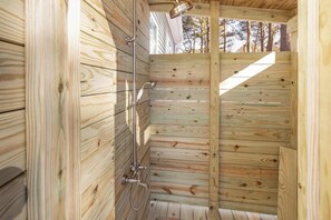 Shower, towels, shampoo - 5 BR Waterfront Retreat with Dock and Game Room (Ocean Pines)