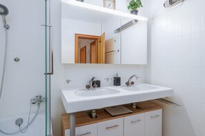 Shower, hair dryer, towels, shampoo - Lake View | Home Cinema & Parking | Near Center (Maur)