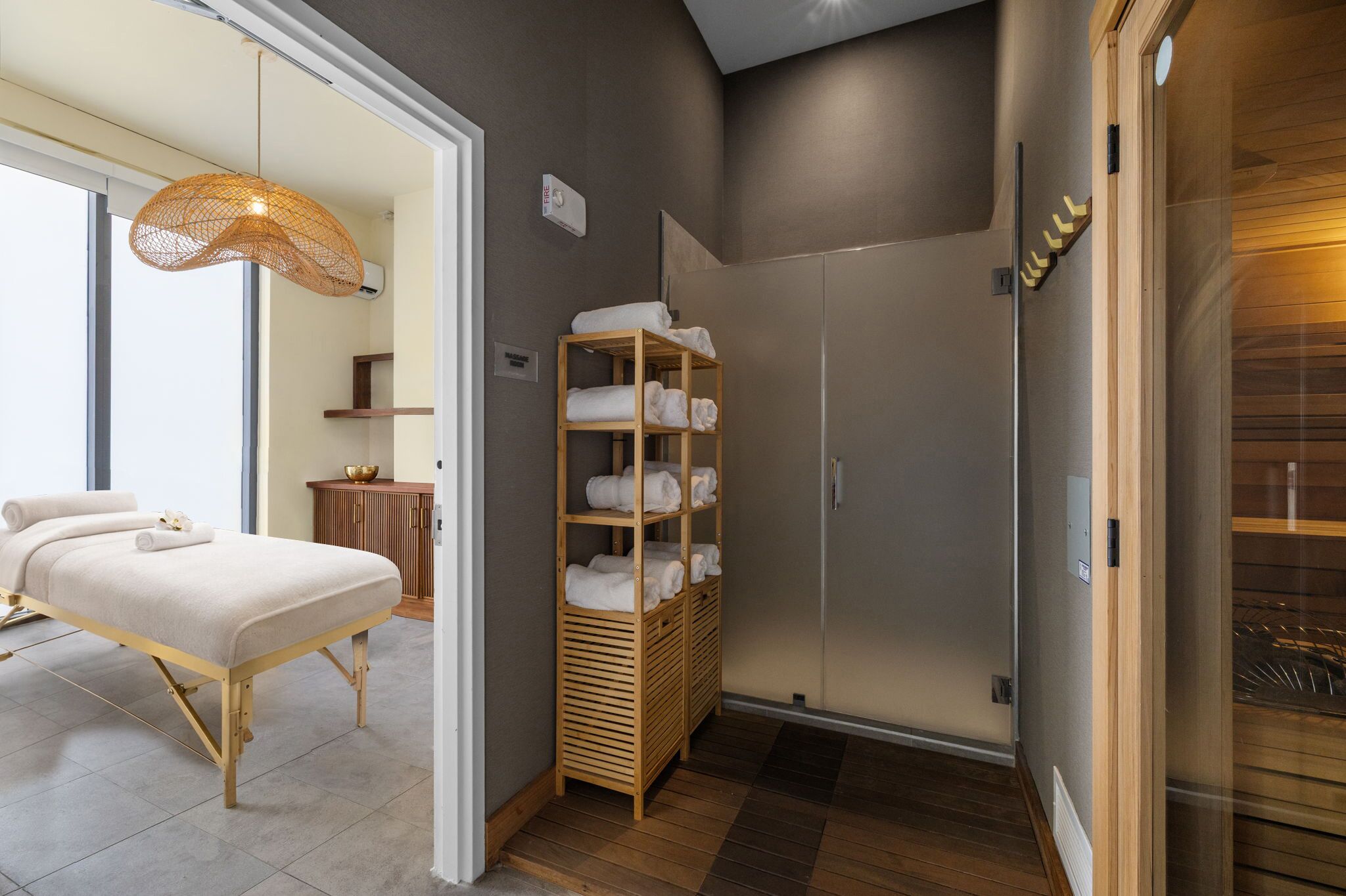 Sauna, 2 salles de soins, massages