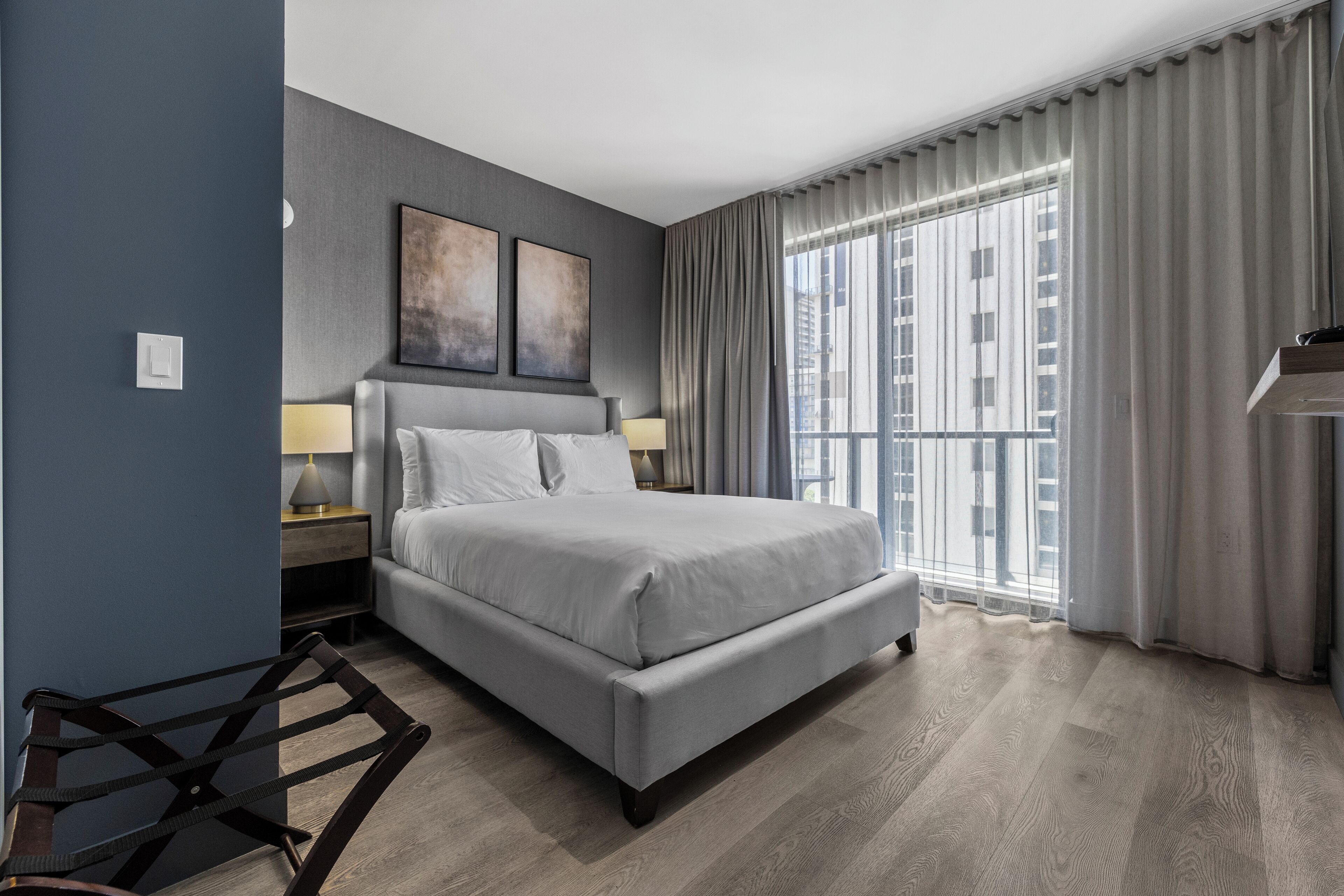 สตูดิโอ | ผ้าม่านกันแสง, ห้องเก็บเสียง, เตารีด/โต๊ะรีดผ้า, Wi-Fi ฟรี