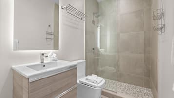 Studio | Bathroom | Towels, soap, shampoo, toilet paper