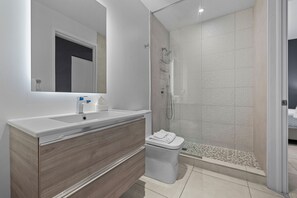 Apartamento, 1 quarto | Banheiro | Toalhas de banho, sabonete, shampoo, papel higiênico