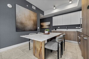 Apartamento, 1 quarto | Sala de jantar