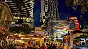 A bustling urban outdoor dining area with modern buildings in the background. - Brickell Condos by Vibras Concierge (Miami)