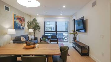 Comfort Condo, Balcony, Mountain View | Dining