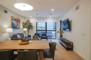 Comfort Condo, Balcony, Mountain View | Tempat makan