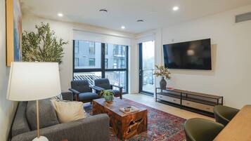 Comfort Condo, Balcony, Mountain View | Living area