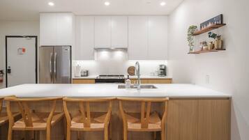 Comfort Condo, Balcony, Mountain View | Private kitchen