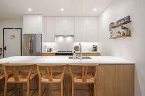 Comfort Condo, Balcony, Mountain View | Dapur peribadi | Peti sejuk/penyejuk beku saiz penuh, ketuhar gelombang mikro, ketuhar 