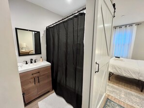 13 quartos, ferros/tábuas de passar roupa, Wi-Fi, roupa de cama