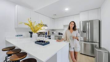 Refrigerador, microondas, horno y parrilla de estufa