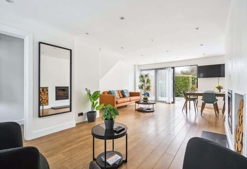 Contemporary 3-Bed House - Parking - By Tempstay