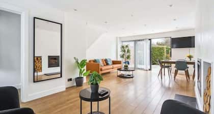 Contemporary 3-Bed House - Parking - By Tempstay