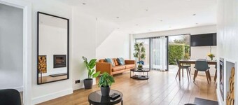 Contemporary 3-Bed House - Parking - By Tempstay