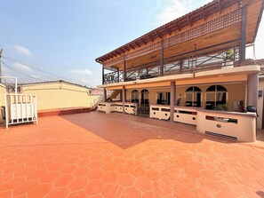 Terrace/patio - The best 5bedroom house with AC in a vibrant yet low key part of Accra. (Accra)