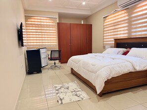 Iron/ironing board, free WiFi - The best 5bedroom house with AC in a vibrant yet low key part of Accra. (Accra)