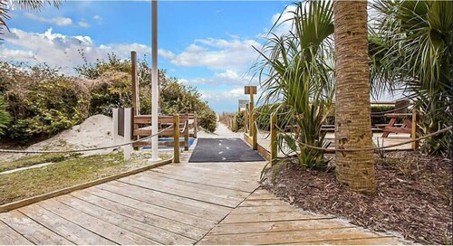 Spacious 2-bedroom hotel suite with gorgeous beachfront view of N. Myrtle Beach