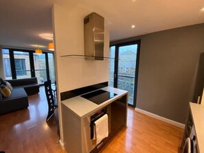 Fridge, microwave, oven, stovetop - Superb 1-bed Apartment in Birmingham City Centre (Birmingham)