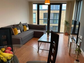 Living area - Superb 1-bed Apartment in Birmingham City Centre (Birmingham)