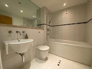 Shower, towels - Superb 1-bed Apartment in Birmingham City Centre (Birmingham)