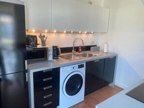 Fridge, microwave, oven, stovetop - Superb 1-bed Apartment in Birmingham City Centre (Birmingham)